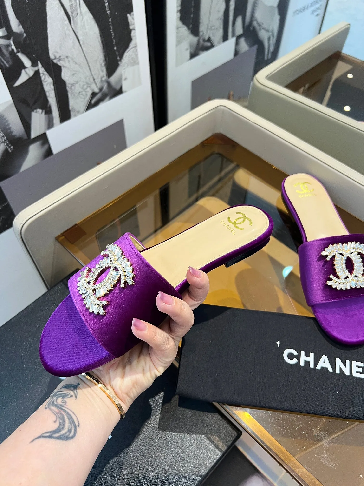 👟👟Ex-factory price 340👟👟 Genuine leather bottom +40 🎉🎉🎉Chanel Xiaoxiang C family sandals series official website synchronization, classic and elegant, casual wear 🌹🌹🌹🌹Original logo~Select imported cowhide and C family custom fabrics, multiple colors for the goddess to choose! ❤️❤️❤️❤️ Code number: 36~40 (customized 35 41 42 43 44 cannot be returned or exchanged)